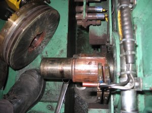 On remarque que de la rouille par friction s’est développée entre l’arbre l’embrayage magnétique de cet équipement. Les ajustements mécaniques ne sont pas assez précis et la vibration sur ces éléments tournants est trop élevée. Cela va tôt ou tard créer l’indisponibilité de l’équipement engendrée par le bris de la clé.